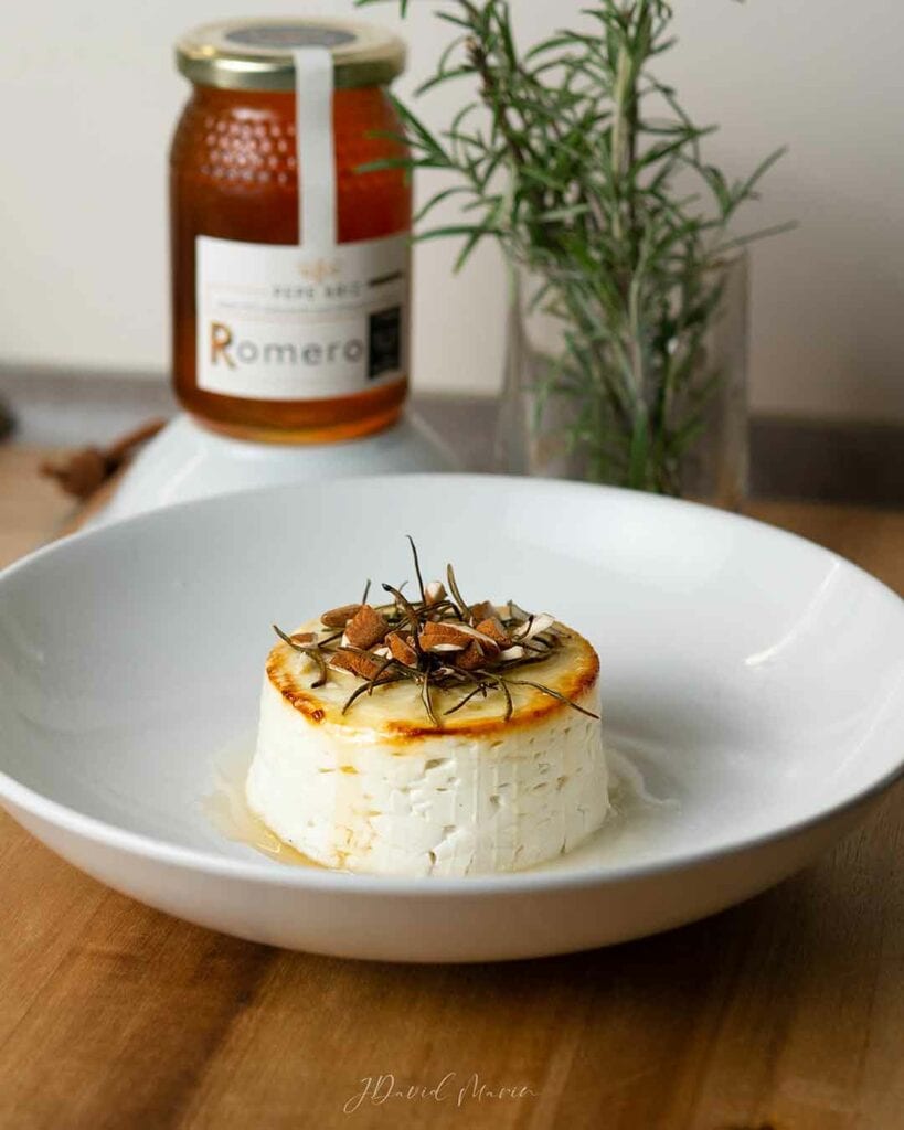 Ziegenkäse-mit-Honig-und-Rosmarin
